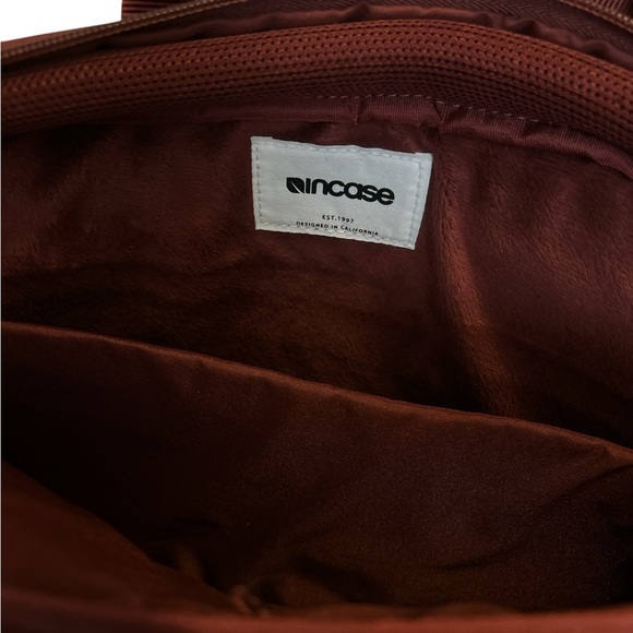 Incase 15*11” Laptop shoulder bag - Burgundy - Picture 4 of 11